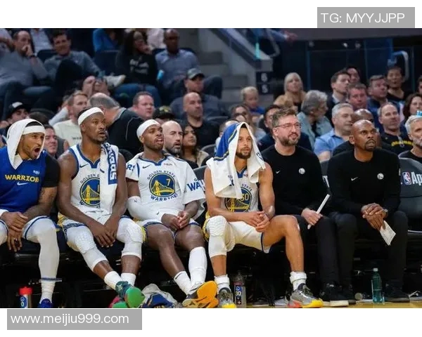 快船与勇士激战正酣NBA赛场巅峰对决引发球迷热潮 快船与勇士激战正酣NBA赛场巅峰对决引发球迷热潮